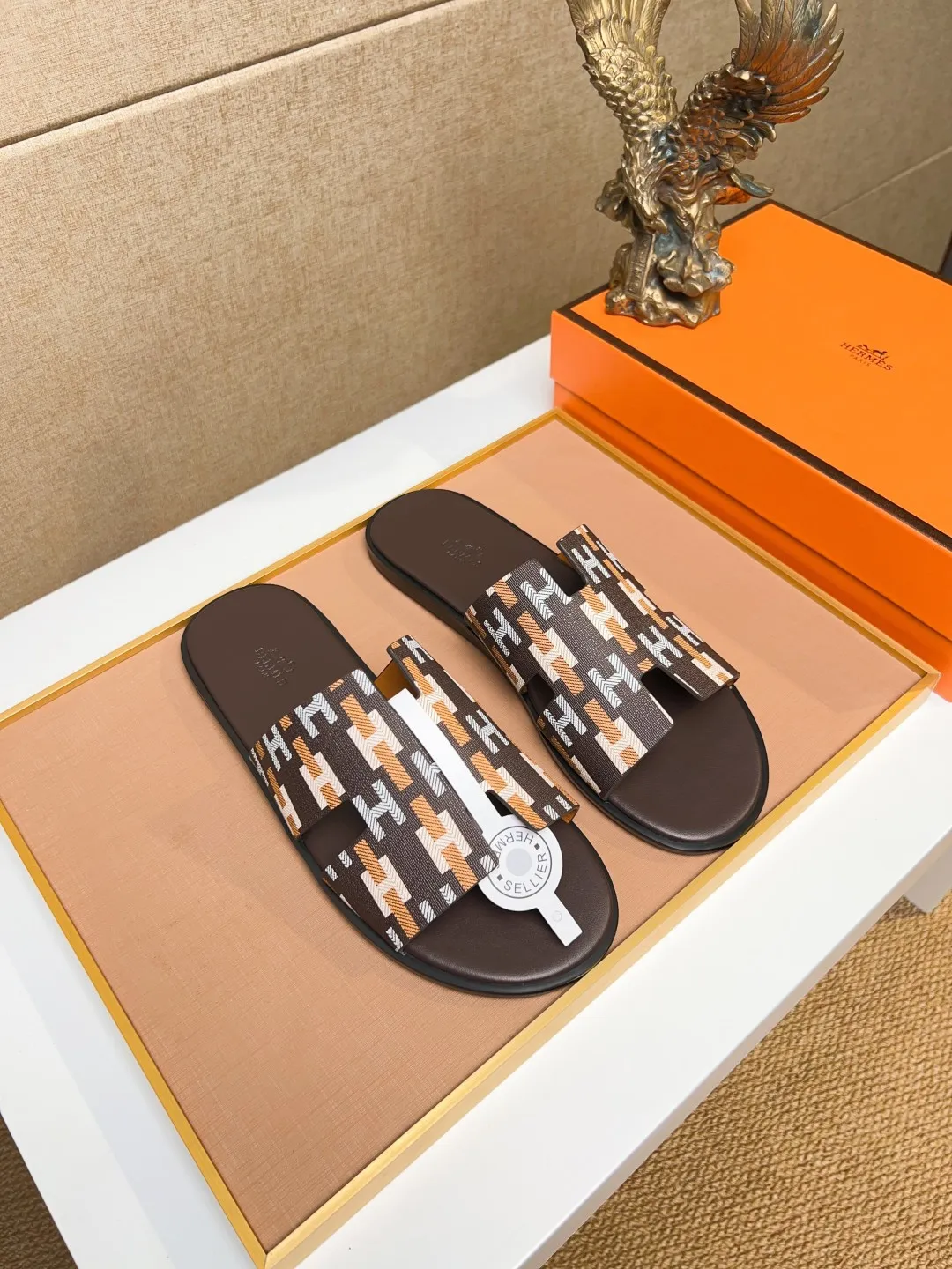 Men's clothing and shoes 💰280 💅💅💅 new arrival. Hermes Hermes official website latest counter synchronized new oran color leather H slippers, the original Paris version flew back to the original model and opened the mold to make it perfectly🍌The highest quality Sincerity, you can enter and leave the counter at will [Deyi] The upper is made of original customized  colored palm prints, crocodile print, ostrich print, colored cow leather, colored cow suede, 🤔 horse hair, 🥳 colored diamonds, 🥰 3D printing, and other genuine leather slippers, imported cow pattern foot pad lining, Italian  latest original genuine leather combination outsole Code number: 38-48 (customized at 46.47.48) Can be made into picture combination sole with genuine leather pattern and ordinary molded outsole